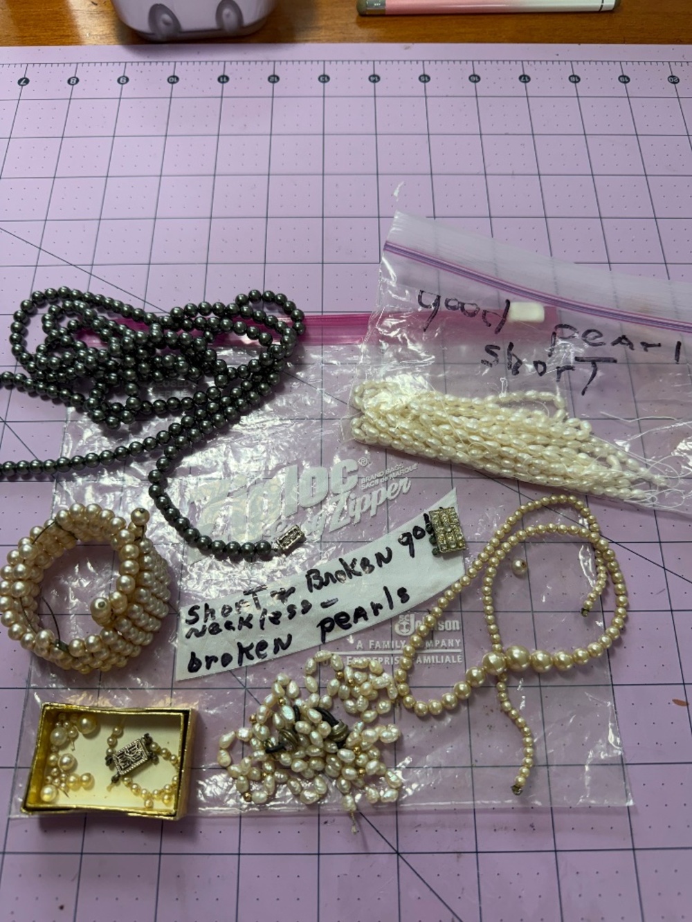 Miscellaneous Pearl beads some with Knots between them and some with no knots.